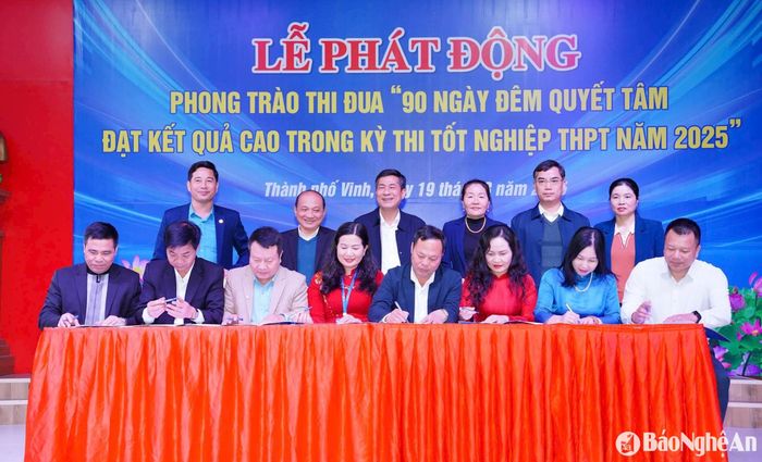 Lãnh đạo Liên đoàn Lao động tỉnh và Sở Giáo dục và Đào tạo chứng kiến lễ ký kết thực hiện phong trào của các nhà trường. Ảnh: Mỹ Hà