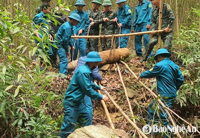 Lực lương Ban Chỉ huy Quân sự huyện Diễn Châu, lực lượng dân quân xã Diễn Lộc, xã Minh Châu tổ chức vận chuyển quả bom đến khu vực thao trường xã Minh Châu thuộc địa phận xóm 2, xã Minh Châu, huyện Diễn Châu để tiến hành hủy nổ. Ảnh: Trọng Kiên