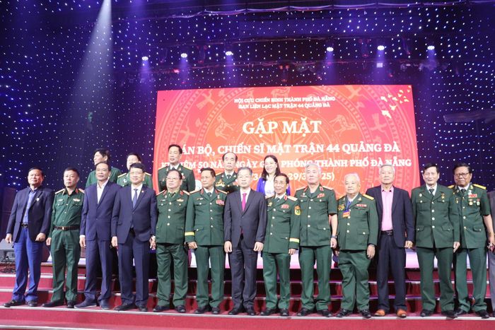 Bí thư Thành ủy Nguyễn Văn Quảng chụp ảnh lưu niệm cùng cán bộ, chiến sĩ Mặt trận 44 Quảng Đà. Ảnh: KHÁNH NGÂN