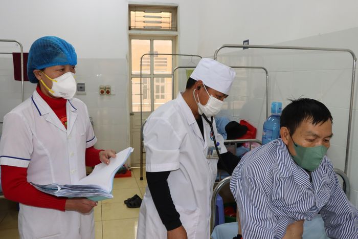 Bác sĩ Bệnh viện Phổi tỉnh Sơn La thăm khám cho bệnh nhân.