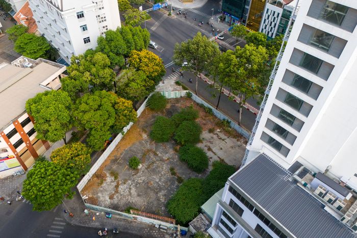 Dự án Golden Saigon Plaza đã nhiều lần điều chỉnh tiến độ, nhưng chủ đầu tư vẫn không triển khai, dẫn đến lãng phí tài nguyên. Vì vậy, UBND TP.HCM quyết định chấm dứt hoạt động của dự án, thu hồi giấy chứng nhận đầu tư của liên doanh và đến 2015 đã thu hồi khu đất tại số 130 Hàm Nghi.