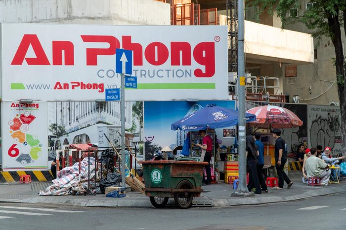 Dự án nằm ngay ngã tư Thi Sách và Nguyễn Siêu. Chủ đầu tư của công trình này là Công ty TNHH trung tâm thương mại và căn hộ Sài Gòn, liên doanh giữa Công ty In Trần Phú (tỷ lệ 30%) và nhà đầu tư trong nước khác (70%).