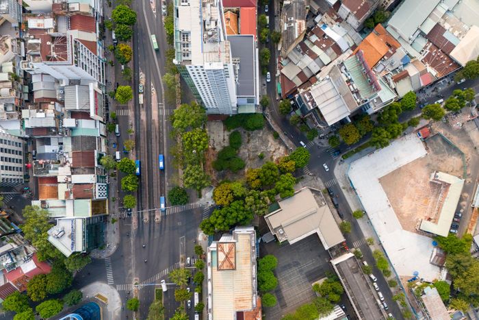 Khu đất này tọa lạc tại vị trí đắc địa với 3 mặt tiền trên các tuyến đường Nam Kỳ Khởi Nghĩa, Hàm Nghi và Huỳnh Thúc Kháng, ngay trung tâm quận 1, TP.HCM.