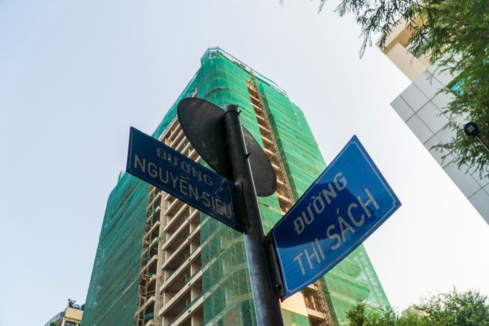 Năm 2018, sau khi được chuyển mục đích sử dụng đất và cấp giấy chứng nhận chủ đầu tư, dự án 11D Thi Sách được cấp phép xây dựng phần ngầm và thân.