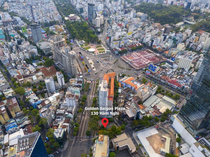 Khu đất 130 Hàm Nghi chỉ cách chợ Bến Thành chưa tới 500 m. Dự án được liên doanh giữa Công ty nhà Phú Nhuận với 100% vốn nhà nước (góp vốn 35% bằng quyền sử dụng khu đất 130 Hàm Nghi) và chủ đầu tư nước ngoài Orienstar International Co.ltd (góp vốn 65%).