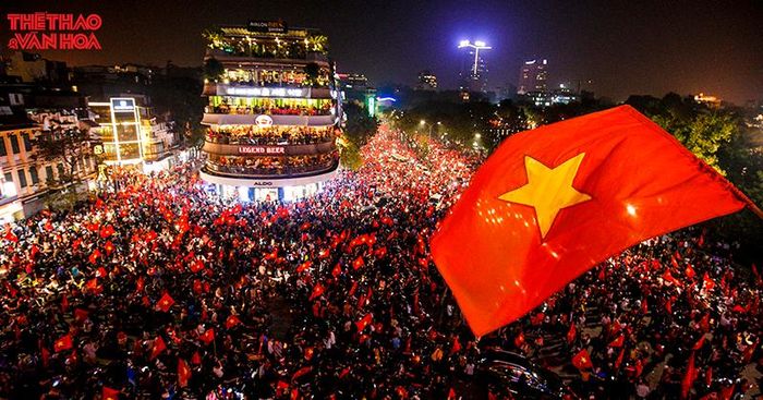 Bức ảnh ăn mừng của CĐV tại quảng trường Đông Kinh Nghĩa Thục do phóng viên báo Thể thao và Văn hóa thực hiện. Ảnh: Binleo - Hòa Nguyễn
