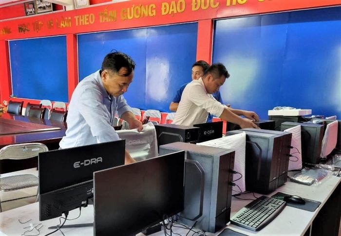  Các cơ sở giáo dục được lắp đặt máy tính phục vụ ứng dụng công nghệ thông tin và chuyển đổi số trong trường học. 