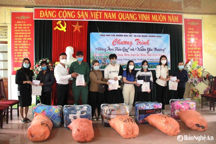 Anh Duẩn (thứ 3 từ trái sang) trong một chương trình thiện nguyện. Ảnh: NVCC
