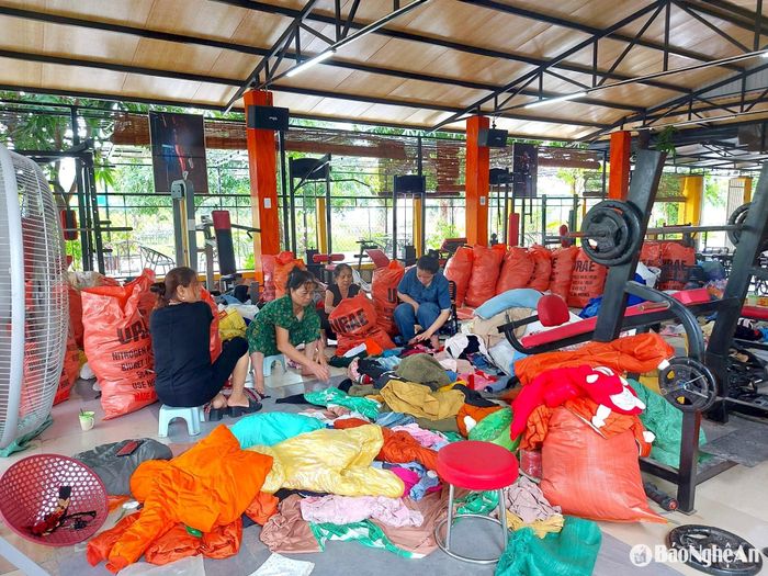 Ngôi nhà của anh Duẩn là điểm tập kết đồ từ thiện quen thuộc mỗi mùa lũ về. Ảnh: NVCC