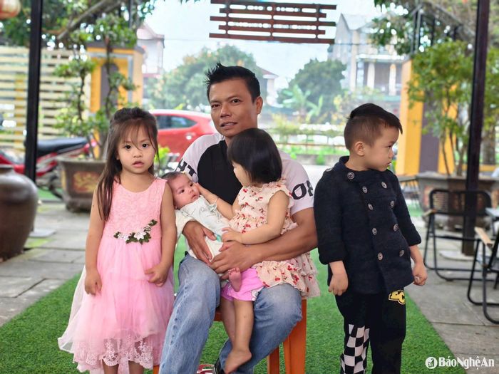 Tình yêu vô điều kiện với những đứa trẻ là động lực để anh Duẩn nỗ lực hơn mỗi ngày. Ảnh: Diệp Thanh