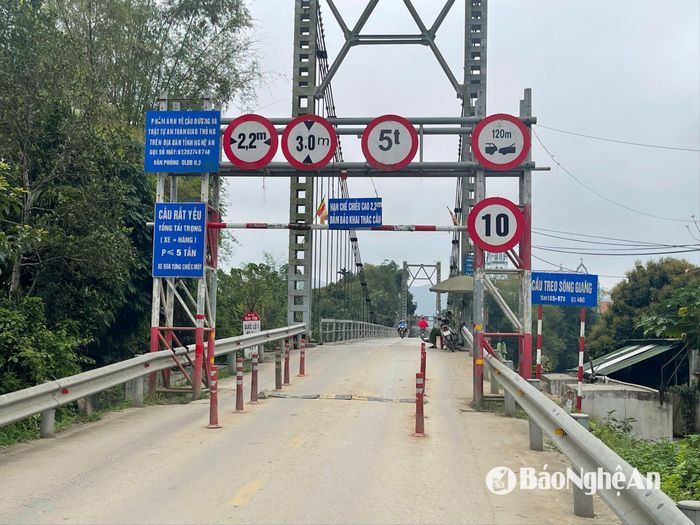 Ngày nay, chiếc cầu này đã bị xuống cấp nghiêm trọng và đang phải gồng mình gánh tải nên nguy cơ mất an toàn rất lớn. Ảnh: Tiến Đông