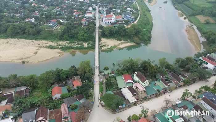 Cầu treo sông Giăng nằm trên con đường huyết mạch, kết nối nhiều xã hai bên sông Giăng. Ảnh: Tiến Đông