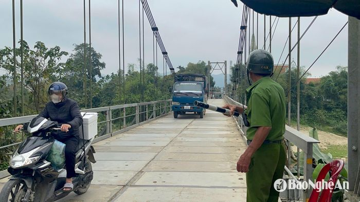 Hiện nay, đơn vị quản lý đang phải thuê 2 người canh gác ở 2 đầu cầu để kiểm soát phương tiện qua cầu, nhất là xe ô tô. Ảnh: Tiến Đông