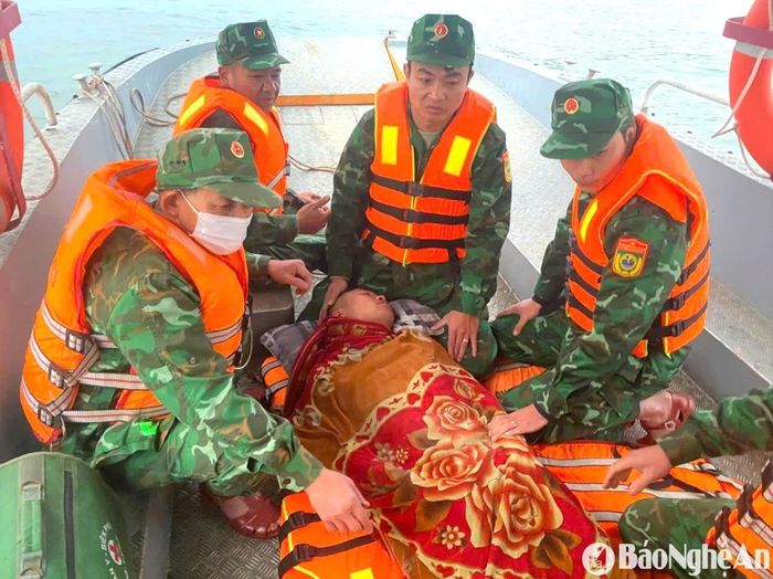 Thuyền viên Trần Văn Hữu được lực lượng chức năng đưa vào bờ. Ảnh: Hải Thượng