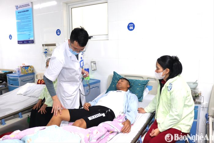 Thuyền viên Trần Văn Hữu đang được bác sĩ theo dõi, kiểm tra sức khỏe tại Bệnh viện Đa khoa Quang Thành (Quỳnh Lưu). Ảnh: Việt Hùng