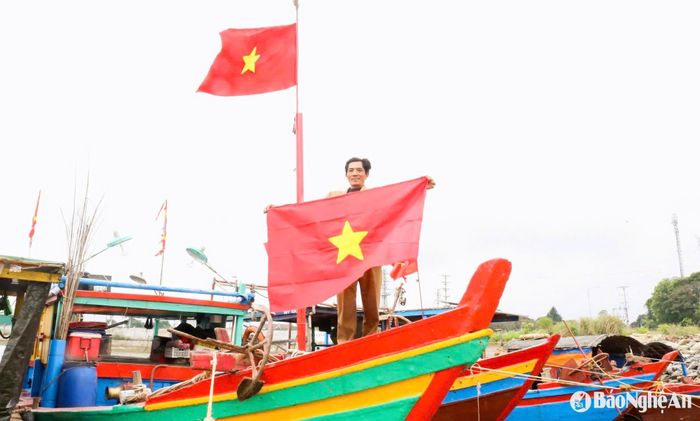 Cùng với hoạt động trao cờ Tổ quốc, lực lượng dân quân tự vệ đã có nhiều hoạt động thiết thực nhằm thắt chặt tình quân - dân trong giai đoạn hiện nay. Ảnh: Thanh Quỳnh