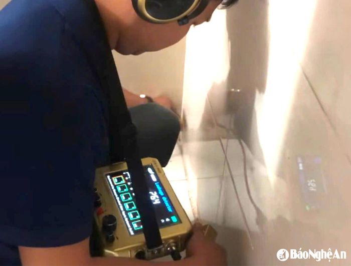 Thợ sửa chữa dùng thiết bị siêu âm để dò tìm lỗi hỏng hóc. Ảnh: Hoài Thu