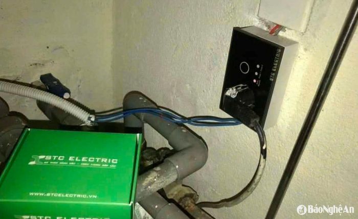 Thợ sửa chữa tư vấn khách hàng nên gắn thêm các thiết bị bảo vệ, chống cháy, giật điện đối với đồ điện tử. Ảnh: HT