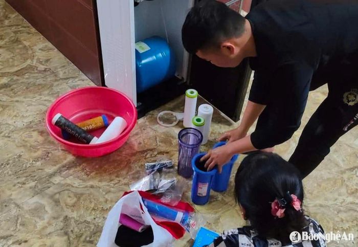 Nhu cầu sửa chữa, bảo dưỡng thiết bị tăng khi tiết chuyển mùa, độ ẩm cao. Ảnh: HT