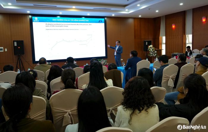 Hơn 100 học viên tham gia lớp tập huấn. Ảnh: T.P