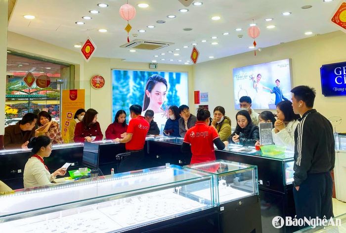Số lượng người đến giao dịch tăng nhẹ, trong đó, chủ yếu tăng ở chiều bán ra. Ảnh: T.P
