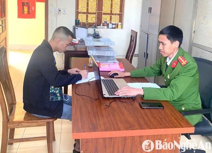 Nguyễn Quang Chinh làm việc với cơ quan công an. Ảnh: Văn Hậu