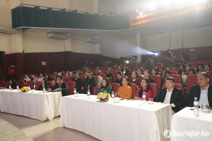 Đông đảo đại biểu, các nghệ sĩ tham gia buổi họp báo. Ảnh: Đậu Đình Sơn