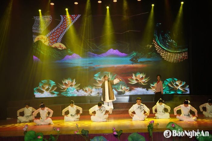 Lô Thế Anh biểu diễn ca khúc Tương tư nàng ví giặm tại buổi ra mắt. Ảnh: Đậu Đình Sơn