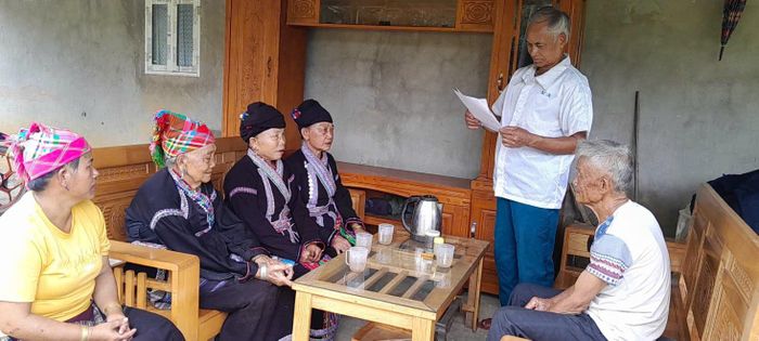 Ông Lò Văn In - người có uy tín tiêu biểu ở bản Coóc Cuông, xã Nà Tăm tích cực vận động, chia sẻ kinh nghiệm, tạo động lực cho bà con cùng vươn lên thoát nghèo.