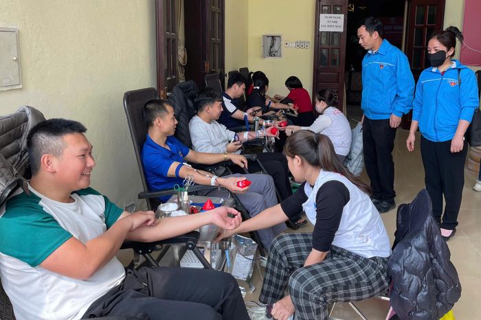 Các tình nguyện viên tham gia hiến máu tình nguyện tại ngày hội