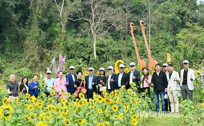 Các đại biểu tham quan, trải nghiệm khu đảo hoa Khuôn Pén, Tân Trào, Tuyên Quang.