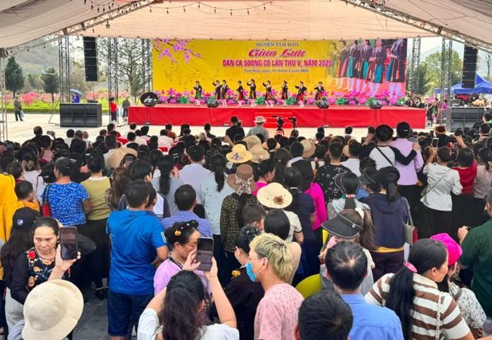 Người dân và du khách tham gia Giao lưu Dân ca Soong Cô lần thứ 5.