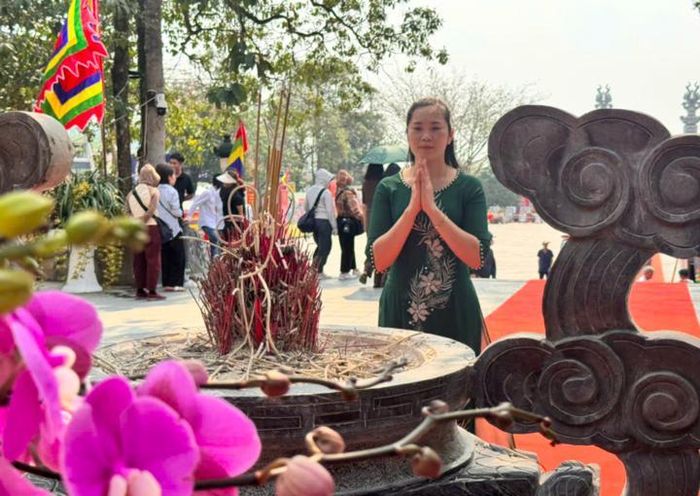 Du khách chiêm bái tại Lễ hội.