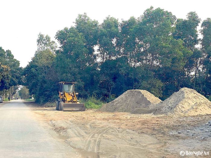 Bãi tập kết cát ngay cạnh tuyến đường Đức Thiết. (Ảnh chụp ngày 19/3/2025). Ảnh: H.T