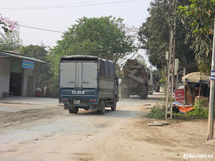 Hàng loạt xe tải nặng chạy trên đường Trần Văn Quang. (Ảnh chụp ngày 19/3/2025). Ảnh: H.T