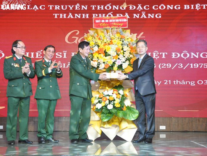 Thay mặt Thành ủy, HĐND, UBND, Ủy ban MTTQ Việt Nam thành phố, Bí thư Thành ủy Nguyễn Văn Quảng (ngoài cùng bên phải) tặng hoa chúc mừng Ban liên lạc truyền thống Đặc công - biệt động thành phố Đà Nẵng. Ảnh: LÊ HÙNG
