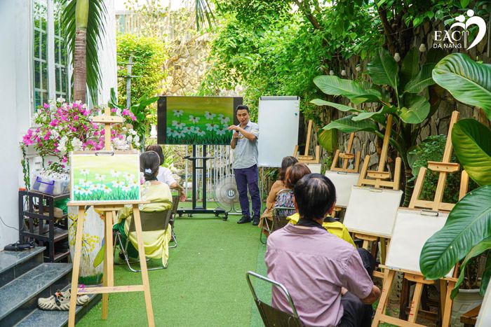 Không gian một buổi học vẽ dành cho người cao tuổi tại Đà Nẵng. Ảnh: K.N
