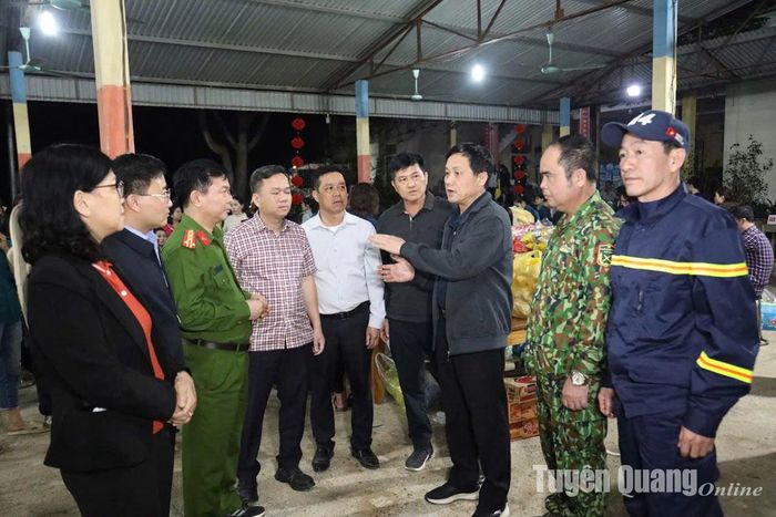 Đồng chí Nguyễn Thế Giang, Ủy viên BCH Đảng bộ tỉnh, Phó Chủ tịch UBND tỉnh chỉ đạo công tác chữa cháy tại hiện trường.