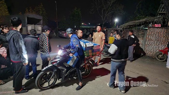 Người dân hỗ trợ nước cho các lực lượng tham gia chữa cháy.