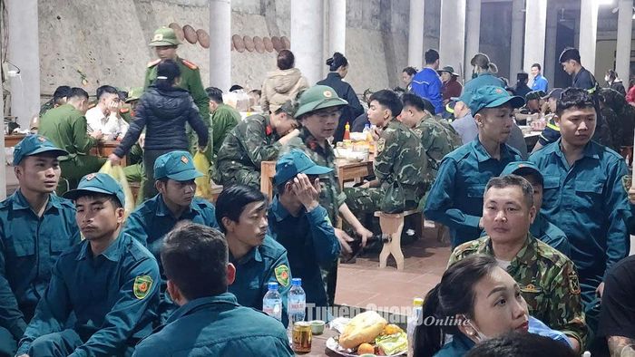 Các lực lượng vẫn đang túc trực tại sân chùa Nghiêm.