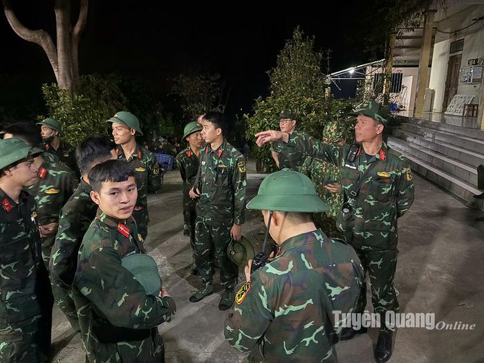Các lực lượng tham gia chữa cháy tiếp tục túc trực trong đêm. Ảnh: Thùy Lê