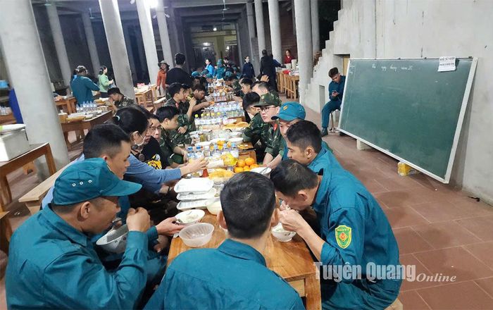 Lực lượng bộ đội, dân quân vừa được rút xuống nghỉ tạm.
