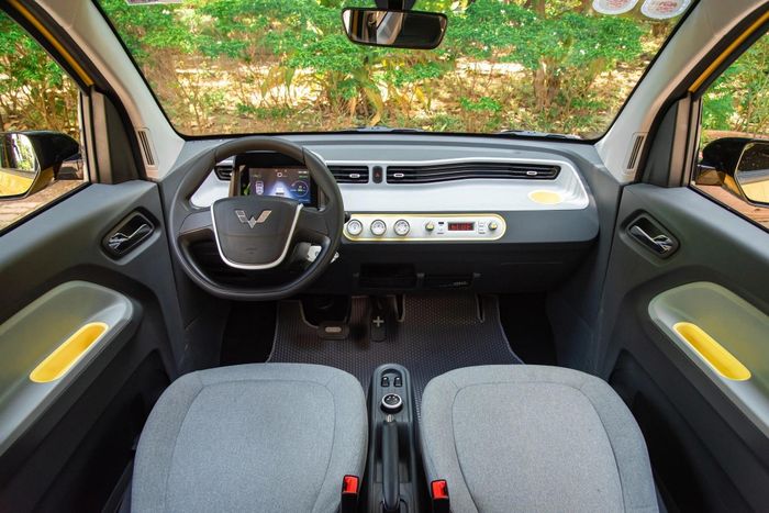 Không gian nội thất VinFast Minio Green bên trái (ảnh thiết kế) và Wuling Mini EV bên phải).