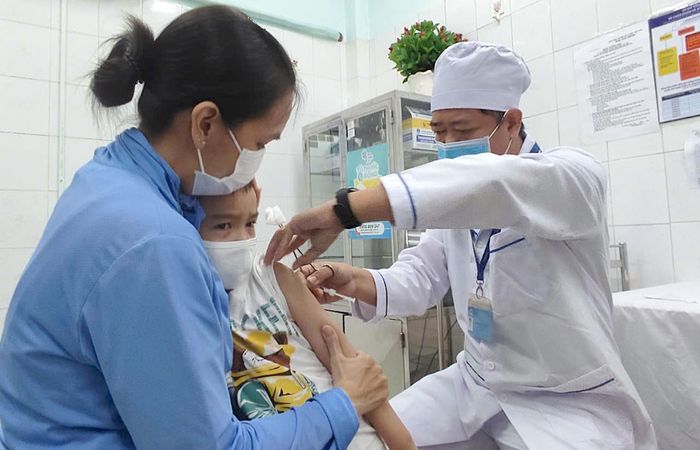  Trẻ được tiêm vaccine sởi trên địa bàn quận Tân Phú, TPHCM. Ảnh: QUANG HUY 