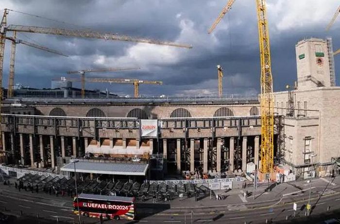 Nhà ga xe lửa Stuttgart là một trong nhiều dự án đáng lẽ phải hoàn thành từ lâu. Ảnh: GI