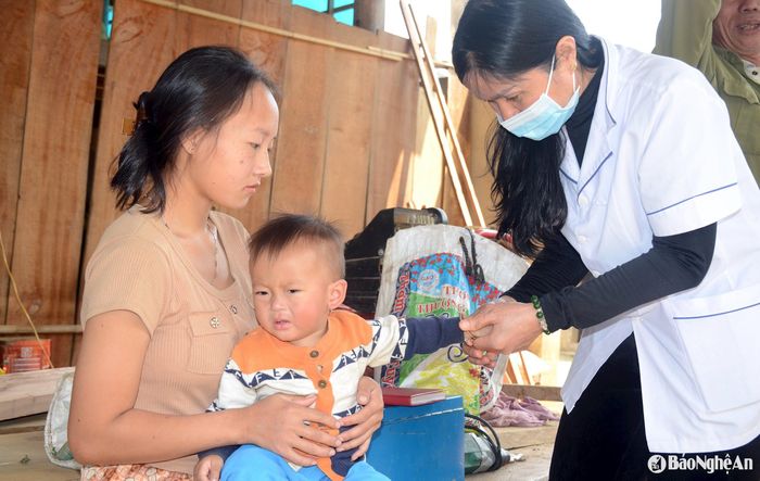 Qua rà soát, bản Phà Lõm có tất cả 269 trẻ từ 6 tháng tuổi đến 10 tuổi. Trong đó có 88 trẻ đã được tiêm vắc-xin phòng, chống sởi; còn có 181 trẻ cần được tiêm thêm 1 mũi vắc-xin sởi vắc-xin có chứa thành phần của sởi, Ở bản hiện cũng đang có 1 số trẻ xuất hiện tình trạng sốt nhẹ, đang được cách ly theo dõi tại nhà. Ảnh: Thành Chung