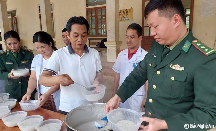 Hỗ trợ, giúp đỡ cho trẻ mắc sởi ở Khu cách ly, điều trị, Trung tâm Y tế huyện Tương Dương đã phối hợp cùng xã Tam Hợp, Đồn Biên phòng Tam hợp thường xuyên thực hiện nấu cháo, bổ sung dinh dưỡng cho các cháu. Ảnh: Thành Chung