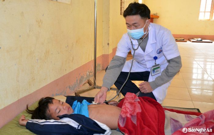 Khi phát hiện có ca mắc sởi, ngày 23/02/2025, Trạm Y tế xã Tam Hợp đã thành lập đoàn công tác xuống bản thực hiện điều tra dịch tễ và phát hiện thêm 01 trẻ khác cũng đang mắc sởi. Từ đó cho đến nay, ở bản đã phát hiện có 97 trẻ (độ tuổi từ 6 tháng đến 10 tuổi) mắc bệnh. Ảnh: Thành Chung