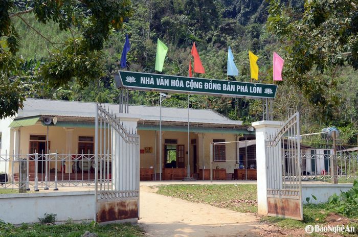 Trước tình hình bản Phà Lõm xuất hiện nhiều ca mắc sởi, ngày 12/3, Trung tâm Kiểm soát Bệnh tật tỉnh Nghệ An và Trung tâm Y tế huyện Tương Dương đã thành lập đoàn công tác vào chỉ đạo phòng, chống dịch; quyết định thành lập khu cách ly, điều trị ngay tại nhà văn hóa bản. Ảnh: Thành Chung