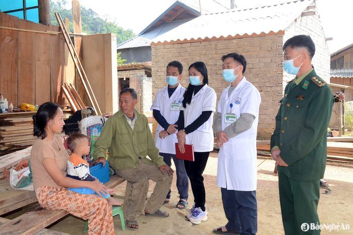 Bên cạnh hoạt động cách ly, điều trị cho trẻ mắc sởi tại Phà Lõm, các cán bộ y tế và quân y Đồn Biên phòng đã tích cực đi từng ngõ, gõ từng nhà, rà từng đối tượng để lập danh sách trẻ cần tiêm chủng; tuyên truyền về biện pháp phòng, chống sởi, lợi ích của việc tiêm chủng, việc chăm sóc trẻ mắc sởi . Ảnh: Thành Chung